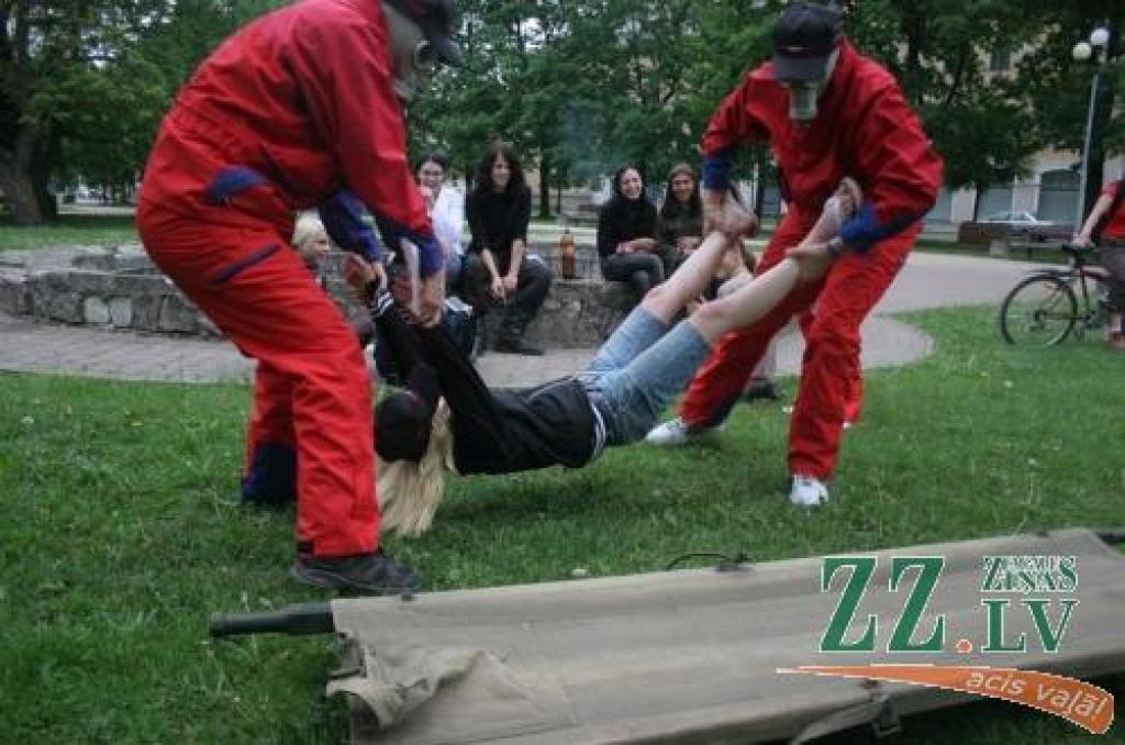 Notikuma vietā tika inscenēta no smēķēšanas «kritušo» aizvešana.
