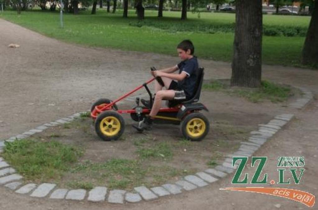 Lai arī noteikumos paredzēts, ka pa zaļo zonu braukt aizliegts, realitāte liecina par ko citu.