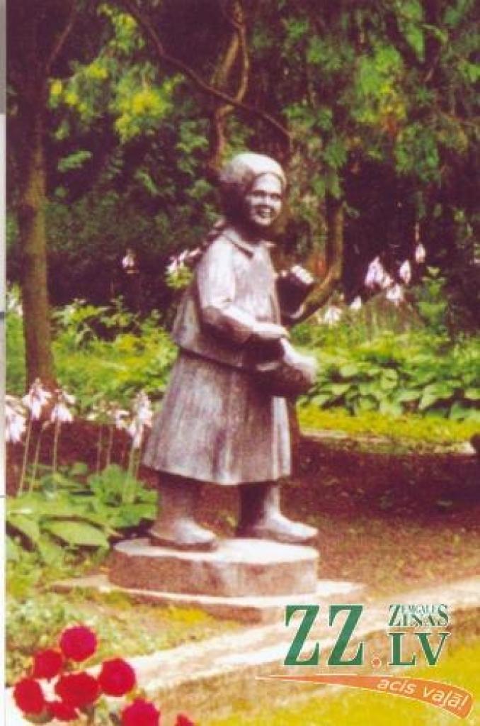 Pēc koktēlnieka Krišjāņa Kugras grieztās koka figūras izveidotais bronzas atlējums, ko uzstādīja viņa pēdējā atdusas vietā.