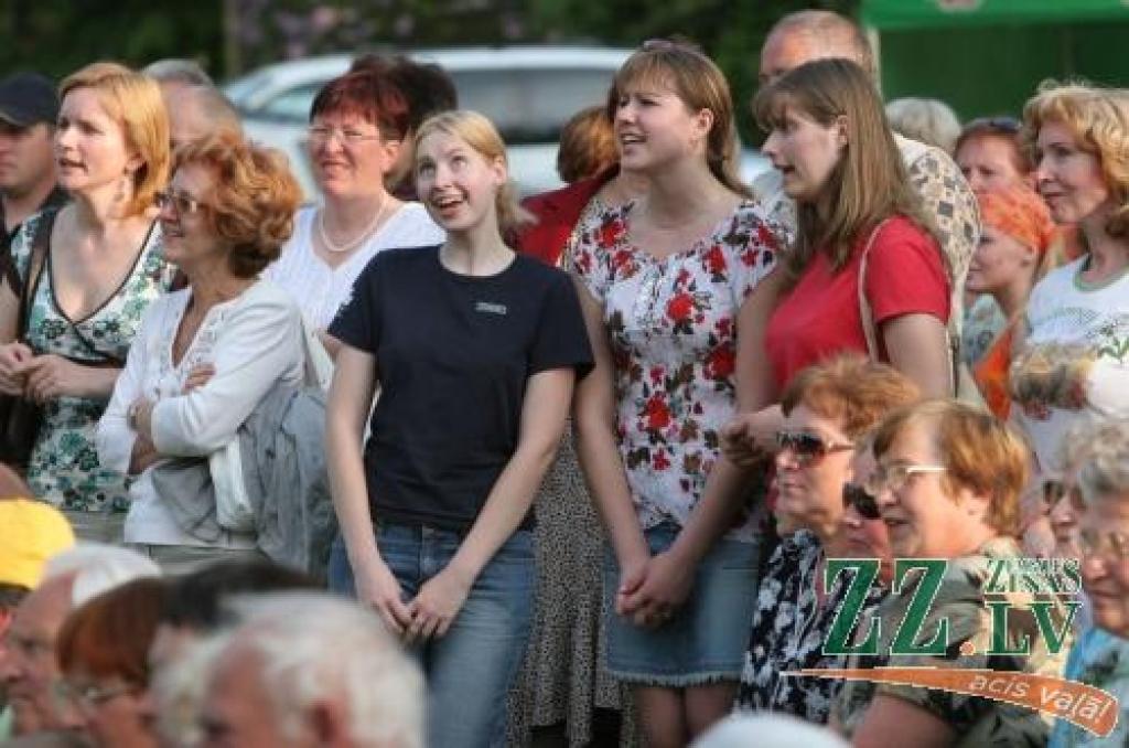 Pazīstamas Raimonda Paula dziesmas profesionālā un atraktīvā sniegumā, pat iespēja atsaukt atmiņā vārdus, ielūkojoties dziesmu grāmatiņās. Tiem, kas gribēja dziedāt, Lielā piknika ieskaņā piektdienas vakarā to darīt bija visas iespējas, un tās izmantoja ne tikai vidējās un vecākās paaudzes ļaudis.