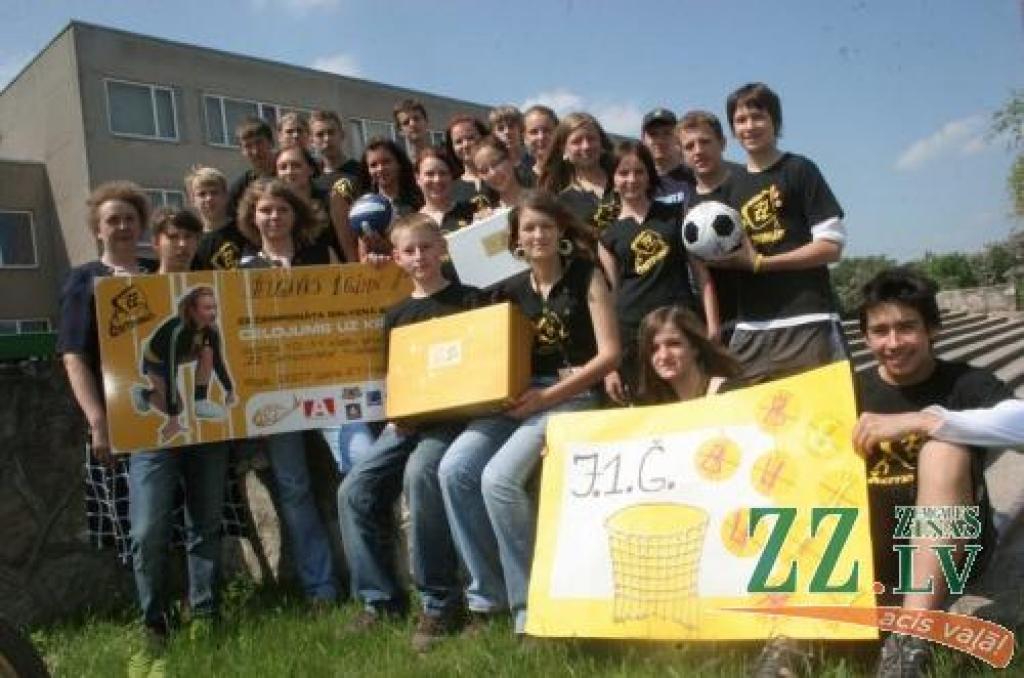Jelgavas 1.ģimnāzijas 8.a klase ar audzinātāju Veroniku Miglāni.
