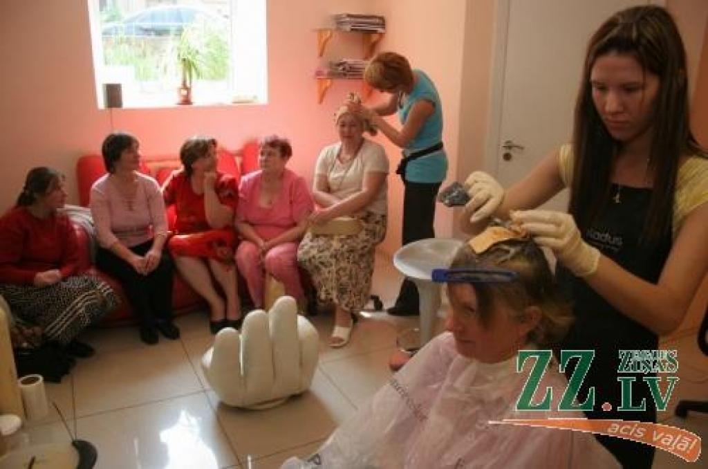 Bērnu un ģimeņu atbalsta biedrība «Bakners» audžumammām no Jelgavas, Bauskas un Dobeles rajona sagādāja iespēju palutināt sevi skaistumkopšanas salonā.