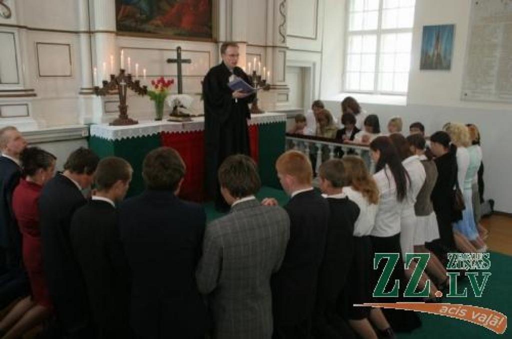 Sesavas evaņģēliski luteriskās draudzes mācītājs Rolands Radziņš lūdz svētību Lielpaltones Speciālās internātskolas audzēkņiem un pedagogiem.