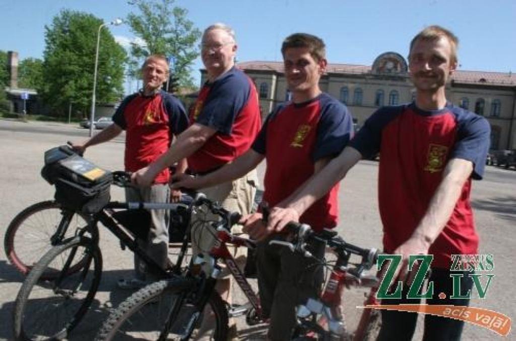 24. maija pēcpusdienā no Jelgavas stacijas Rēzeknes virzienā devās Mihails Narvila (no kreisās), Aigars Rumpis, Imants Šalajevs un Vladislavs Vonda.