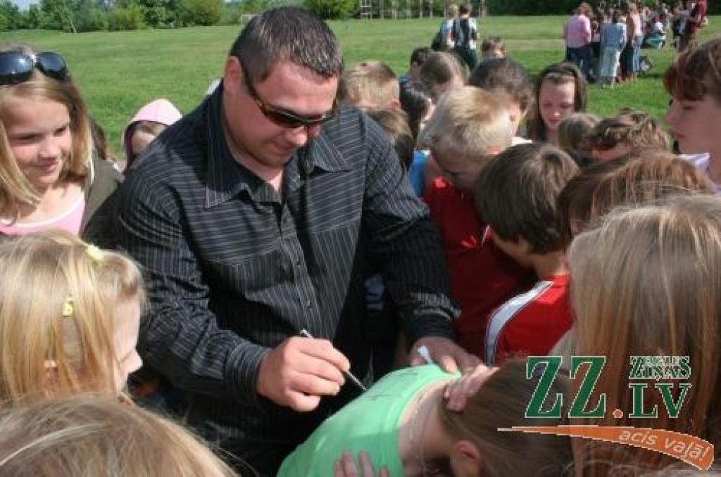 Sniedzot autogrāfus, svarcēlājs Viktors Ščerbatihs daudz runāja ar bērniem un mudināja viņus vairāk nodarboties ar sportu.