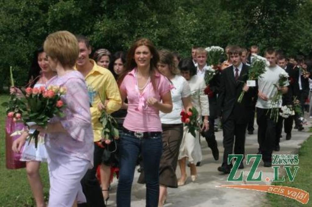 Zaļenieku Arodvidusskolā diplomus saņēma 86 jaunie automehāniķi, elektromontieri, mūrnieki, pavāri, pavāra palīgi un grāmatveži.