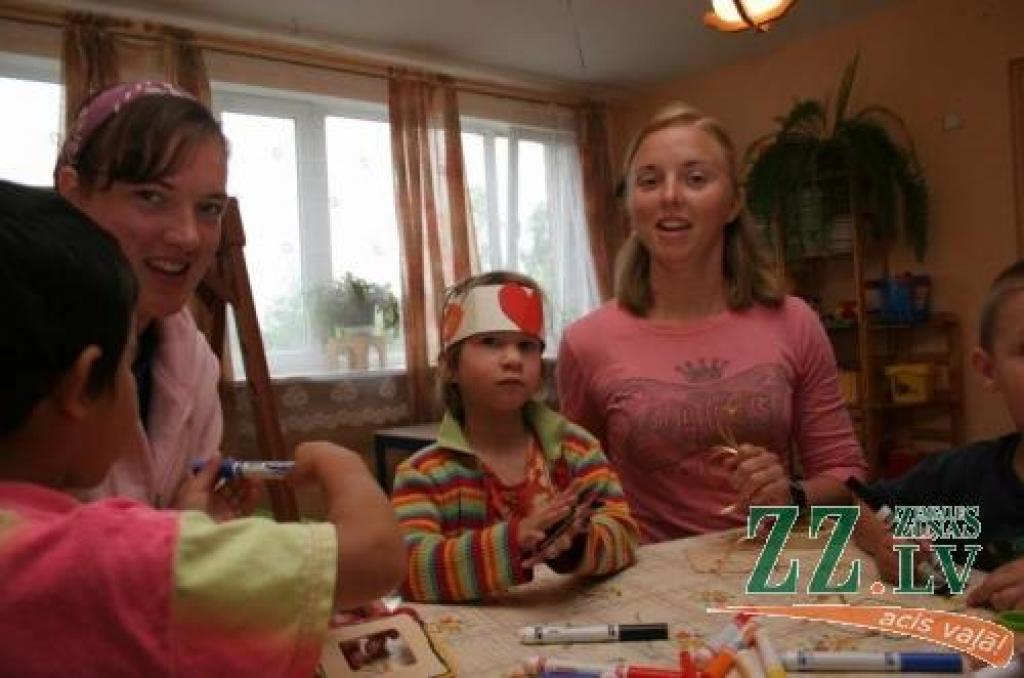 Amerikāņu brīvprātīgā Sintija Detveilere (no labās) un Džesika Kurai Bērnu sociālās aprūpes centra mazajiem iemācījušas darināt daudz jauku lietu.