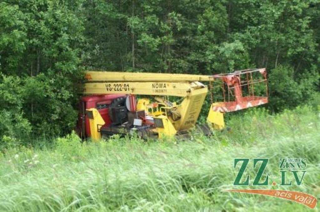 Pacēlājam brauciens beidzās krūmājā.