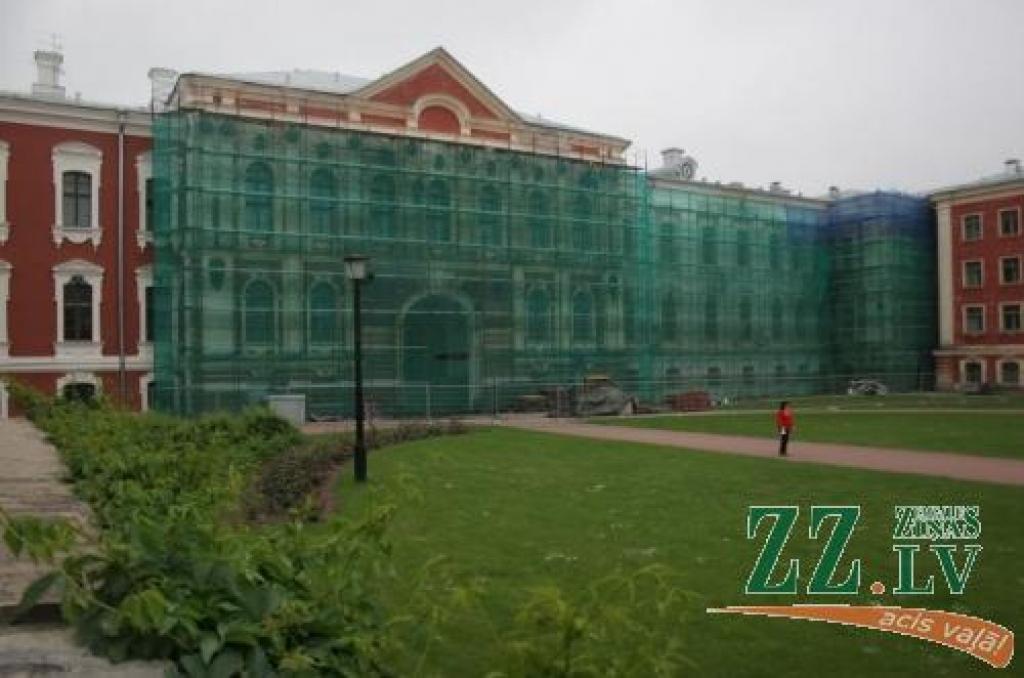 Šovasar tiek atjaunota pils dienvidu un ziemeļu fasāžu iekšpagalma daļa. Turpinot darbus līdzšinējā tempā, pils ārējo fasāžu remonts vēl turpināsies astoņpadsmit gadus.