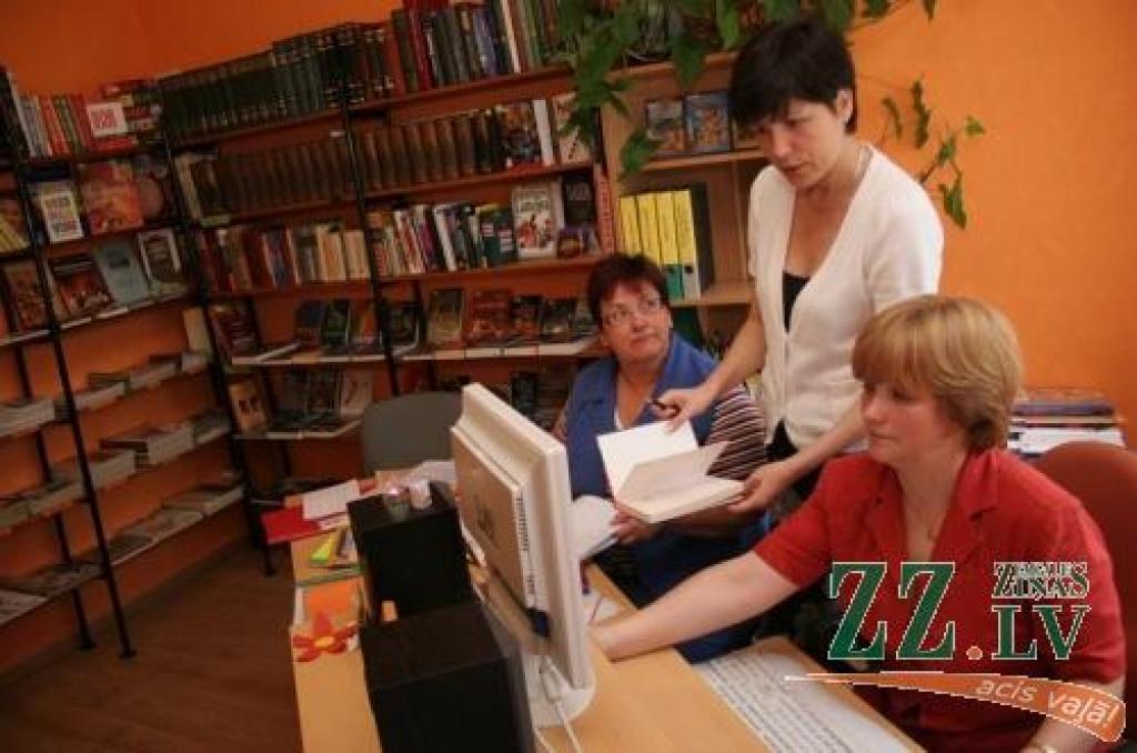 Lielvircavas bibliotēkas vadītāja Māra Ziemele (no labās) atzīst, ka akreditācijai gatavojusies rūpīgi. Par to pārliecinās Ventspils bibliotēkas direktore Margarita Marcinkeviča un Bauskas Centrālās bibliotēkas vadītāja Baiba Tormane.