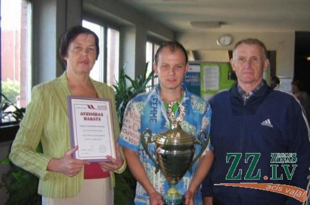 Jelgavas Amatniecības vidusskolas direktore (no kreisās) Zaiga Bensone, skolas audzēkņu Domes sporta sekcijas vadītājs Rolands Bartaševics un sporta organizators Imants Šillers kausu par otro vietu var paturēt uz visiem laikiem.