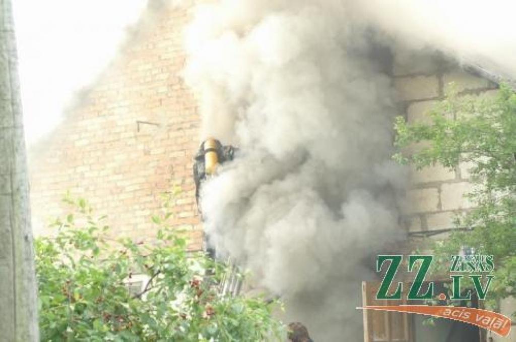 Iespējams, trīs ģimenes zaudējušas pajumti pavirši nomesta izsmēķa dēļ.