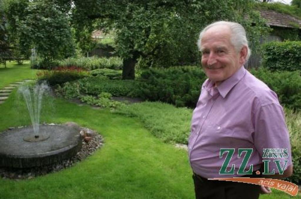 Sakoptākais dārzs un tā saimnieks Dzidris Rieksts.