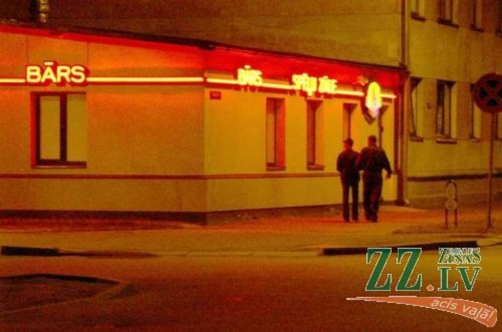 Pēc vizītes pārtikas veikala alkoholisko dzērienu nodaļā policijas darbinieki dodas uz spēļu zāli.