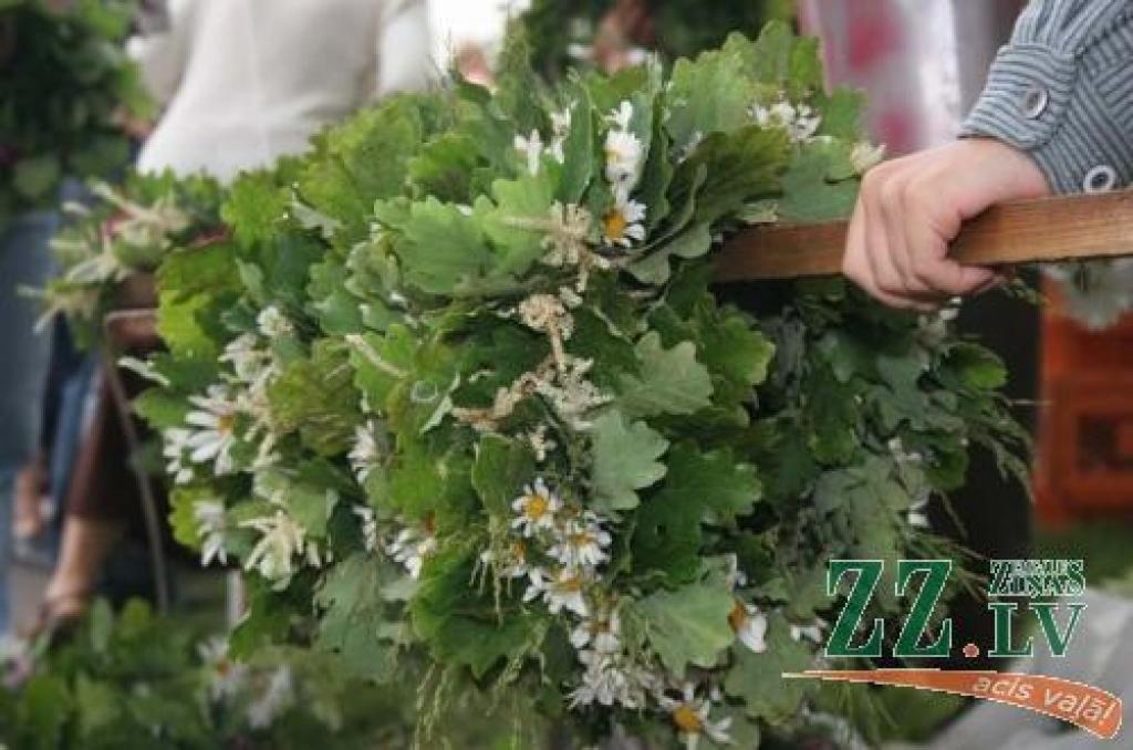 Zāļu tirgus rīkotāji īpaši domā par plašu vainagu un jāņuzāļu piedāvājumu, jo šīs lietas ļaudis iegādājas visvairāk.