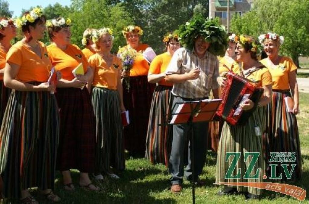Muzikālā apvienība «Jāņu koris» aplīgo SIA «Āne EP» direktoru Juri Ekmani.