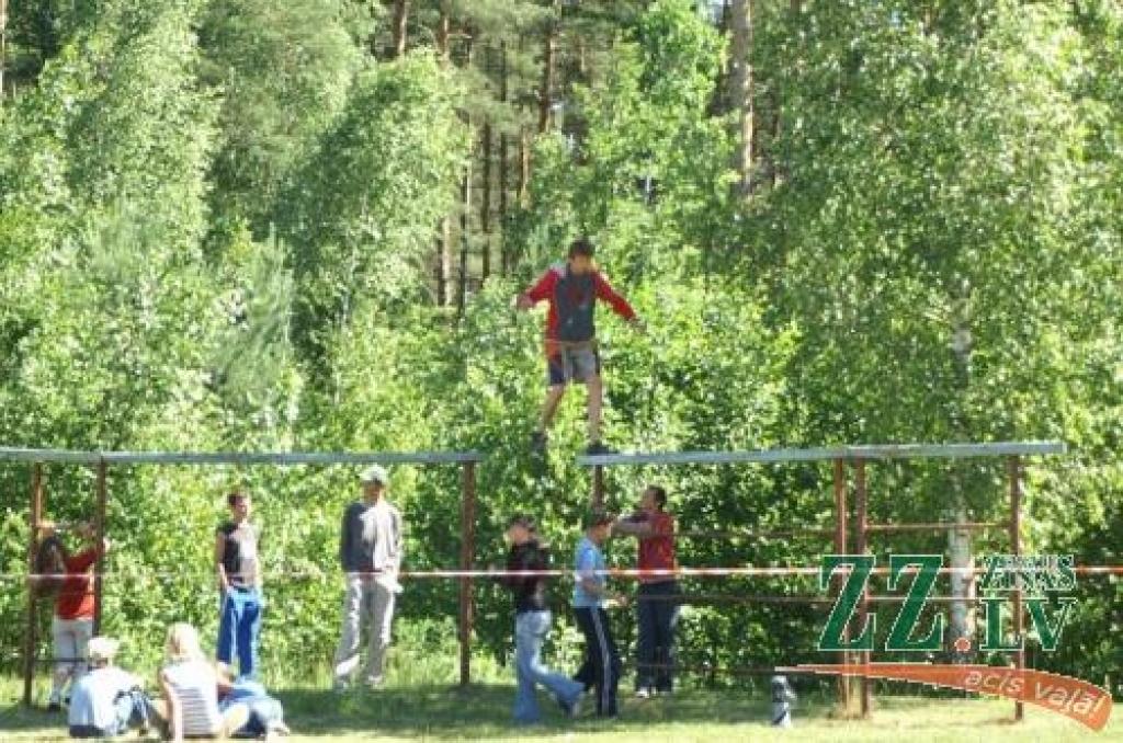 Jaunsargi nometnē trenēja līdzsvaru gājienā pār baļķi.....