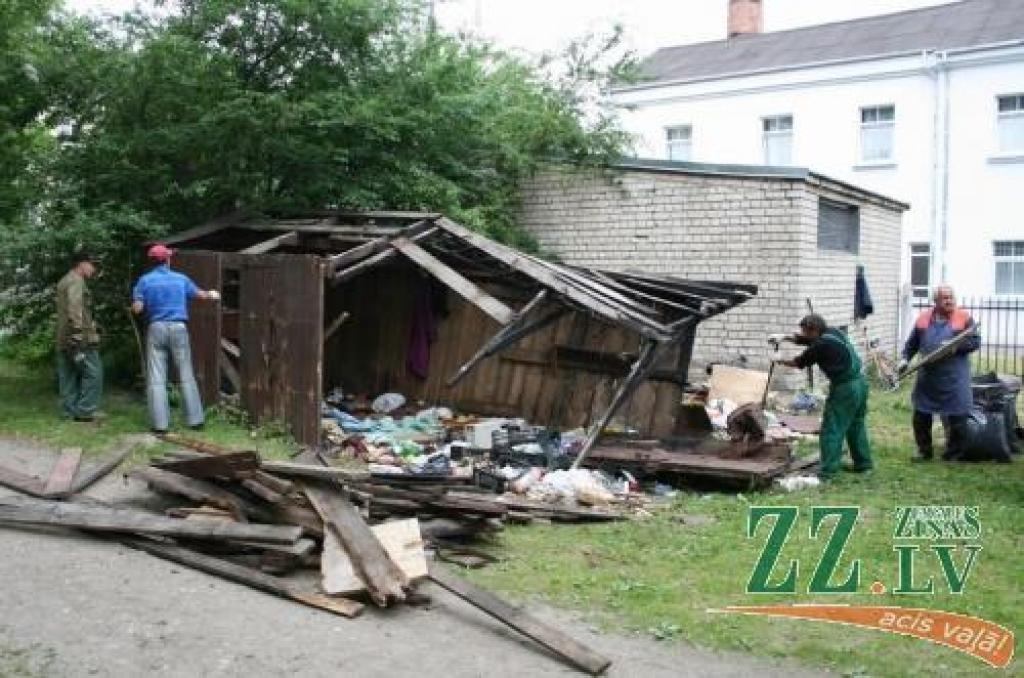 Pēc gružu, krāsmatu un metāla garāžas aizvākšanas teritoriju nolīdzinās un iesēs zālienu.