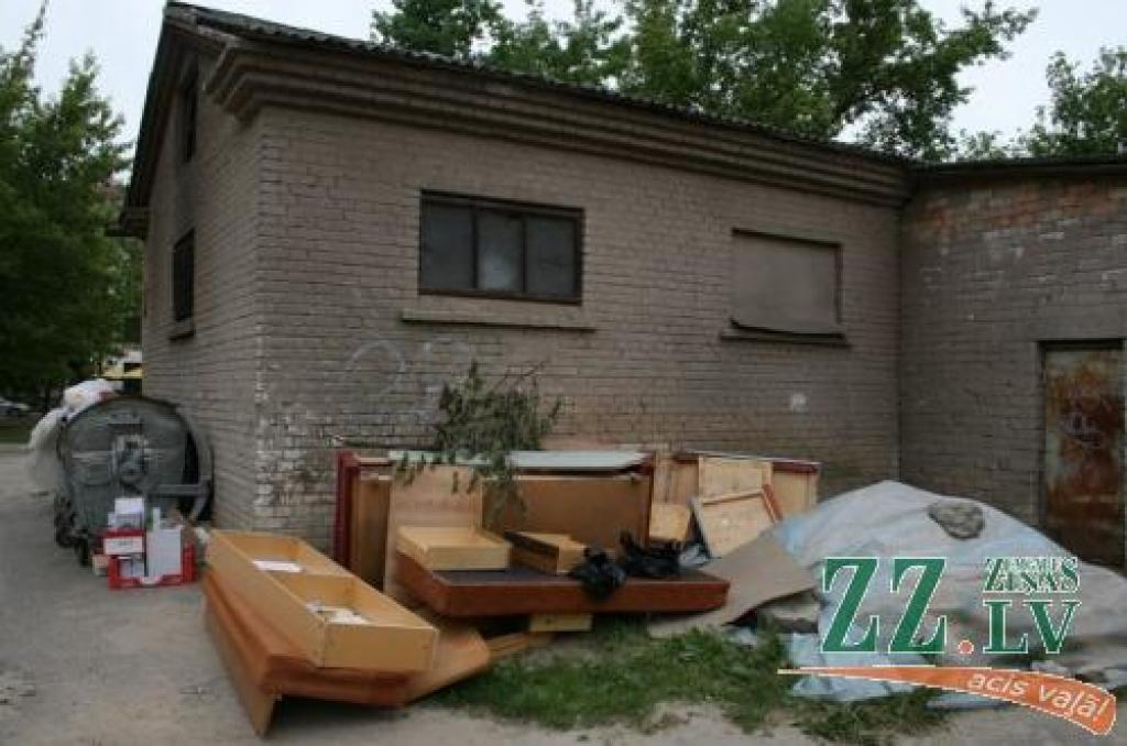 Gultas, plaukti un dažādi skapīši salikti pie atkritumu urnām Akadēmijas ielas 2. mājas pagalmā. Pilsētnieki cer, ka lielgabarīta mantas tur netiek atstātas apzināti, lai naksnīgu izklaižu cienītājiem būtu, kur pulcēties. 