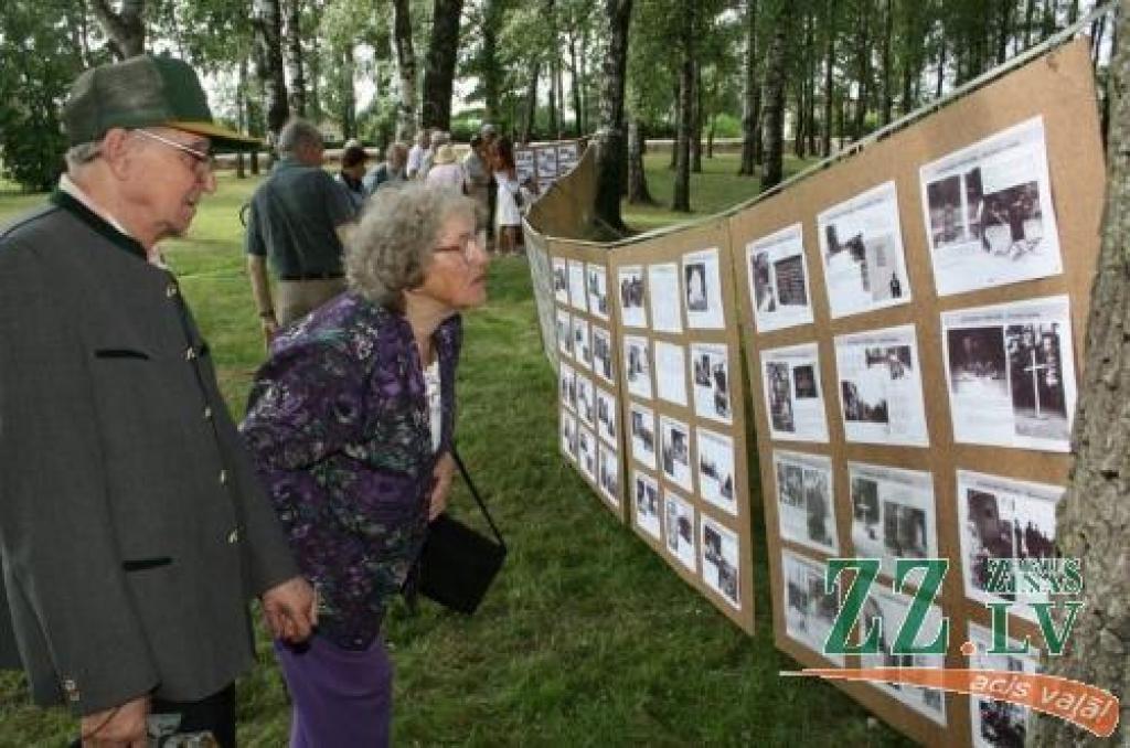 Apskatot Svētbirzē izliktās fotogrāfijas, daudzi sanākušie kavējās baisajās atmiņās par 1941.gada notikumiem.