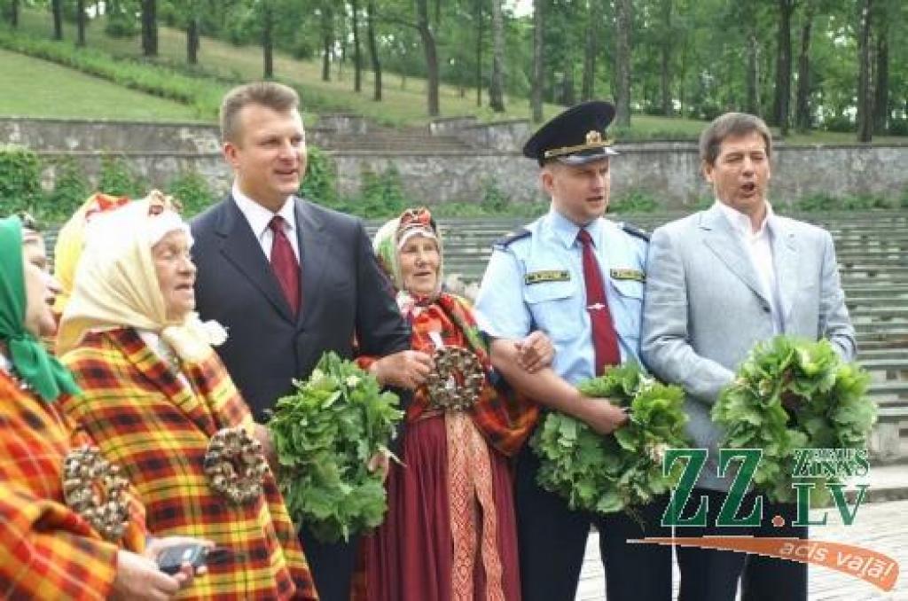 Kopā ar «Suitu sievām» dziedot skarbās Jāņu dziesmas, uz skatuves balsis izvingrināja arī satiksmes ministrs Ainārs Šlesers, Ceļu policijas priekšnieks Edmunds Zivtiņš un CSDD direktors Andris Lukstiņš.