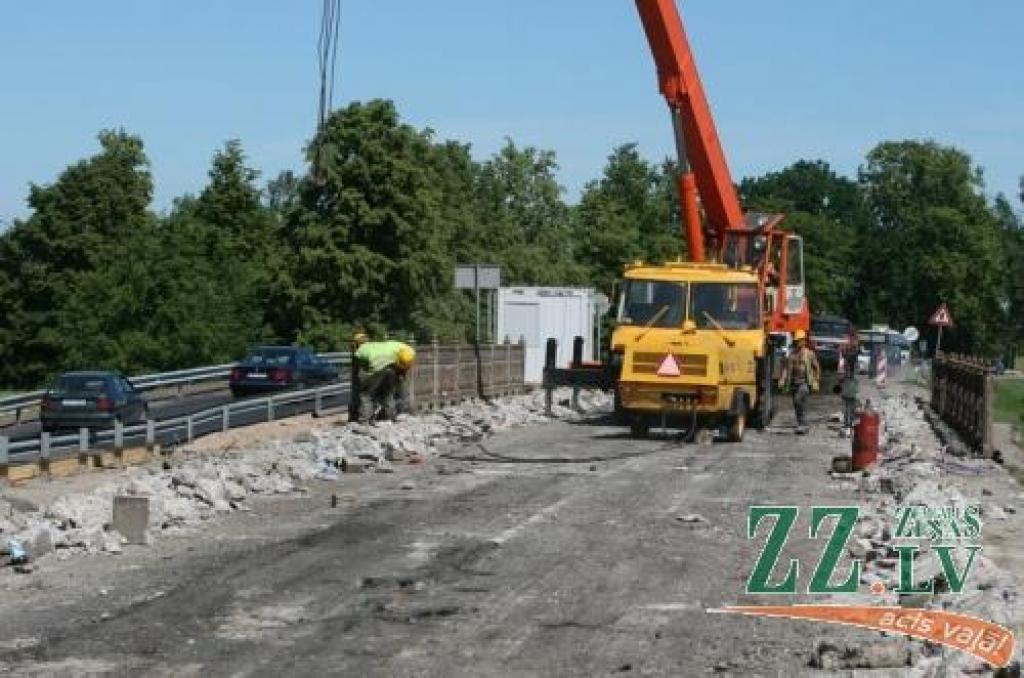 Dažbrīd pie luksofora Svētes krastā veidojas sastrēgumi, taču vairums aptaujāto autobraucēju ir gatavi šīs neērtības pieciest, jo beidzot par sešiem metriem tiks paplašināts šaurais tilts.