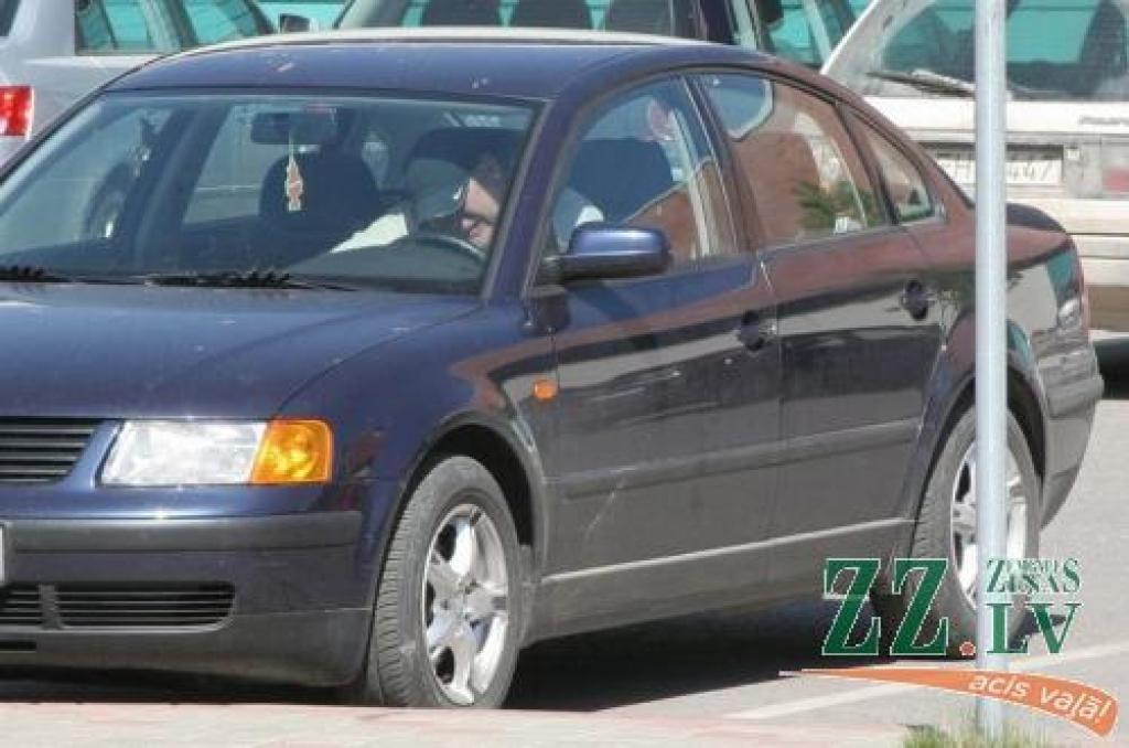 Ļaundaris gaišā dienas laikā cenšas aizdzīt pie lielveikala novietotu auto. Foto no «Jelgavas foto» arhīva.