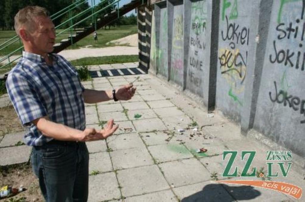 Grafiti un sasistas pudeles te ir ikdiena.