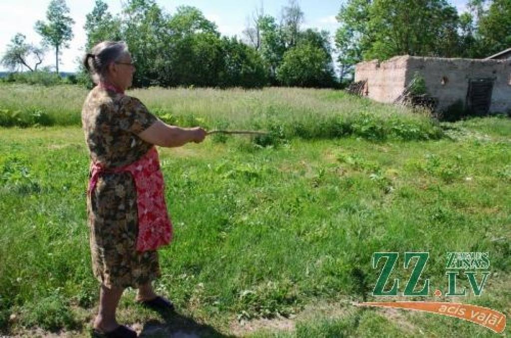 A.Plostniece rāda piemājas teritoriju, kurā cīņa ar latvāņiem kļuvusi par viņas ikdienas dzīves sastāvdaļu.