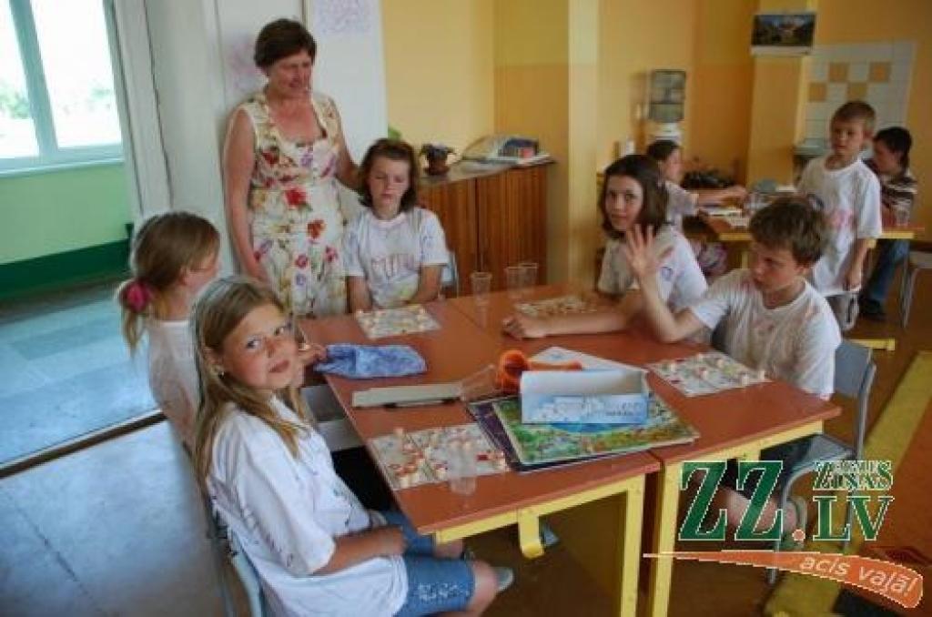 Vasaras skolā bērni muzicē, sporto, spēlē spēles, radoši darbojas un dodas ekskursijās.