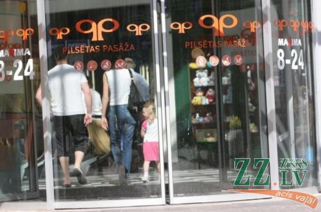 «Ziņas» otrdien ap pulksten 10 pārliecinājās, ka uz apaļo automātisko vērtņu stikliem aizvien redzami putekļi un pleķi, kas radušies pagājušās nedēļas lietainajās dienās.