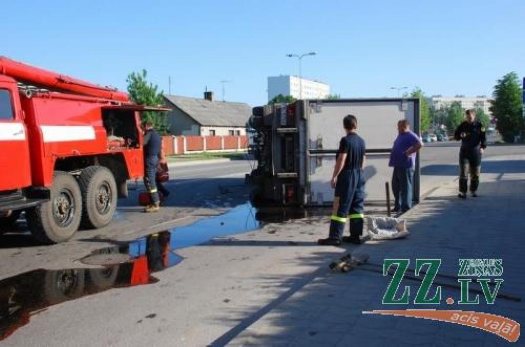 No avarējušā auto izlijušo dīzeļdegvielu netralizēt palīdzēja ugunsdzēsēji.