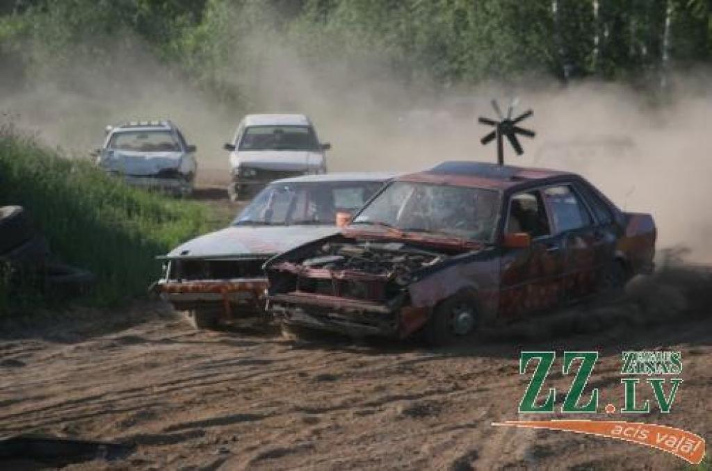 Kāds šova dalībnieks savam automobilim bija piestiprinājis pat helikoptera cienīgu aksesuāru....