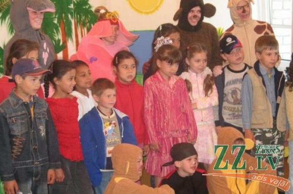 Kad palīgā nāk lācēns Buhu, atsaucīgo netrūkst. Tatjanas Lazdas foto.