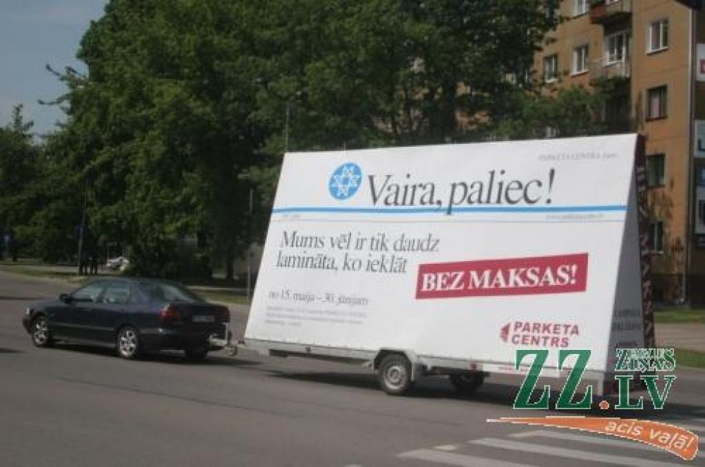 Izgatavojot reklāmas planšetes ar tekstu «Vaira, paliec!», sākotnēji ar to neesot domāta mūsu Valsts prezidente. Stāsts esot par divām draudzenēm, no kurām viena, vārdā Vaira, sadomājusi doties prom no Latvijas, bet otra mēģina viņu atrunāt.