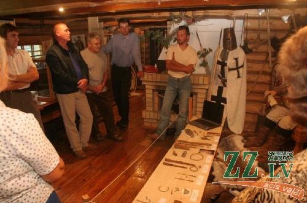 Tērvetes senvēstures muzeja vadītājs Normunds Jērums prezentē Penkules pagastā veikto izrakumu laikā atrastos priekšmetus.