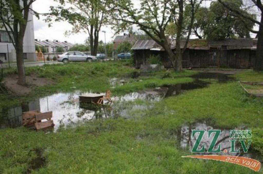Celtnieku paviršības dēļ Dārza ielas 7.mājas iedzīvotāji, viņu vidū astoņi bērni, spiesti dzīvot antisanitāros apstākļos.