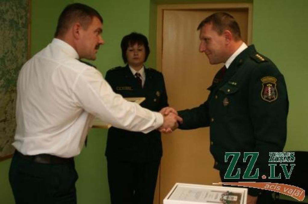 Valsts Robežapsardzības Jelgavas pārvaldes priekšnieka vietas izpildītājs Vidmants Rinkuns pasniedz pateicību Grenctāles robežapsardzības nodaļas priekšnieka vietniekam kapteinim Jurim Taškānam.