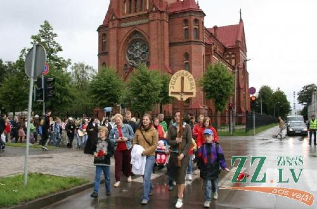 Dažāda gadagājuma svētceļnieki otrdienas rītā sāka ceļu uz Aglonu.