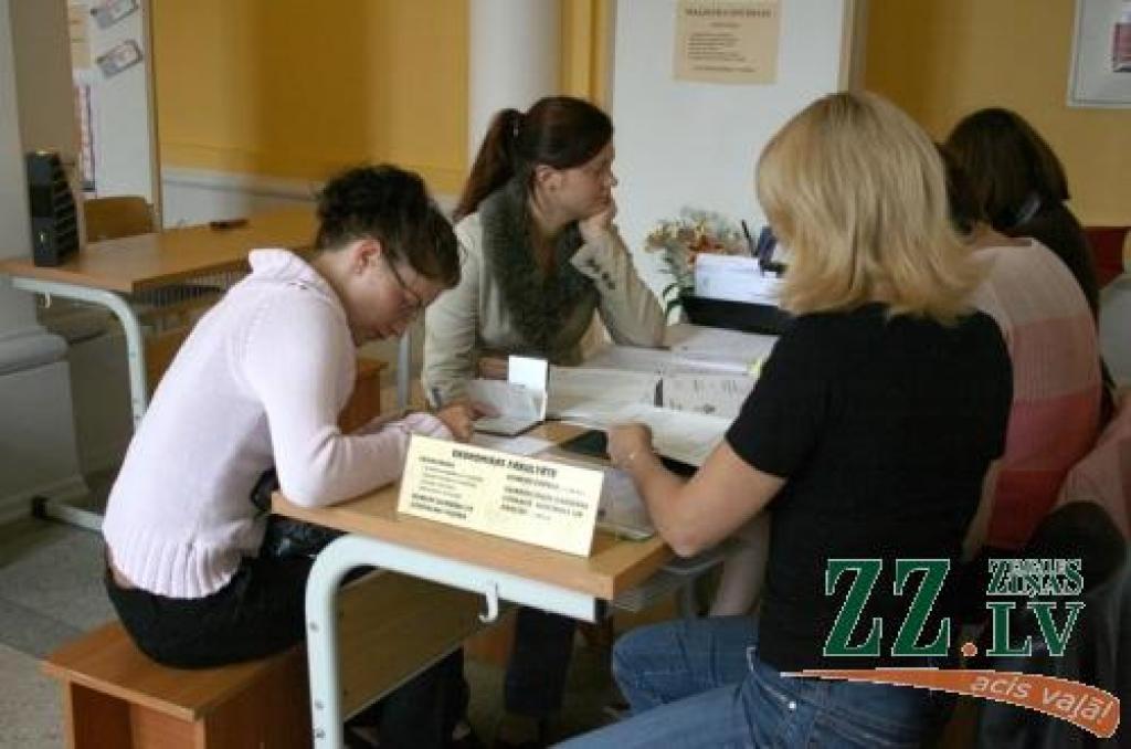 Jolanta (otrā no kreisās) par dokumentu iesniegšanu Ekonomikas fakultātes maģistrantūrā izlēmusi tikai pieteikšanās pēdējās dienas – otrdienas – rītā. Izvēlēties fakultāti nav bijis grūti – šeit iegūts bakalaura grāds, turklāt arī darbs saistīts ar ekonomiku.