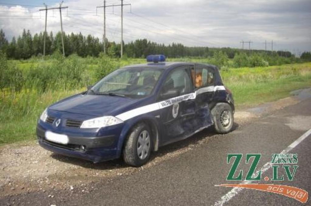 Avārijas izraisītāja vadīto auto gaida pamatīgs remonts, bet trīs cietušos - ārstēšanās.