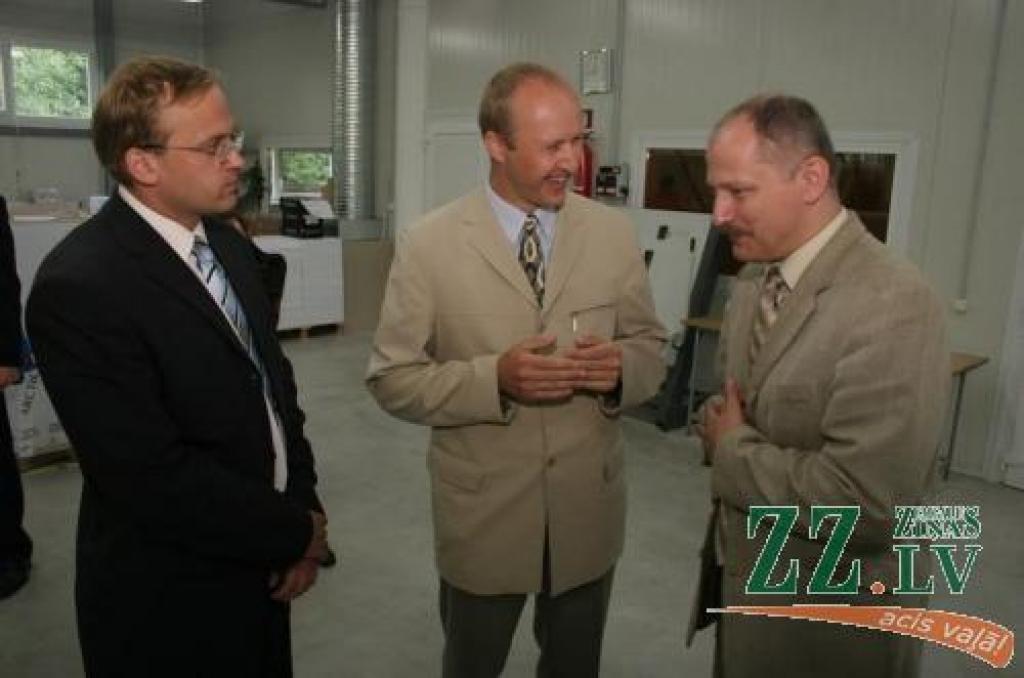 Ar piesardzīgu smaidu savā pilsētā... Ministra omu cenšas uzlabot SIA «Jelgavas tipogrāfija» valdes priekšsēdētājs Juris Sīlis (vidū). Dialogu no malas vēro pilsētas Domes priekšsēdētāja vietnieks Aigars Rublis.