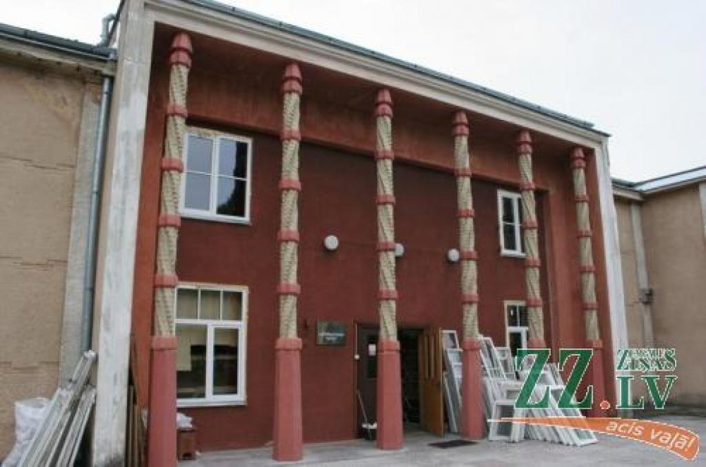 Kultūras namā «Rota» savu laiku nokalpojušie logi tiek nomainīti pret moderniem.