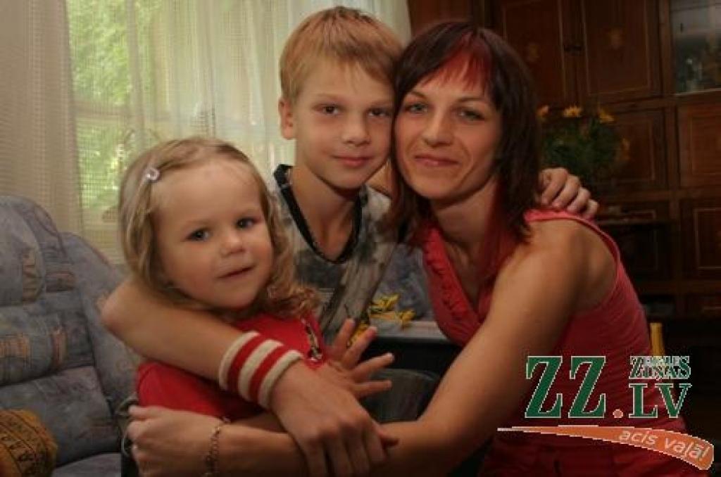 Siāra Vīgante ar savas dzīves nozīmīgāko sastāvdaļu - Endiju un Kati.