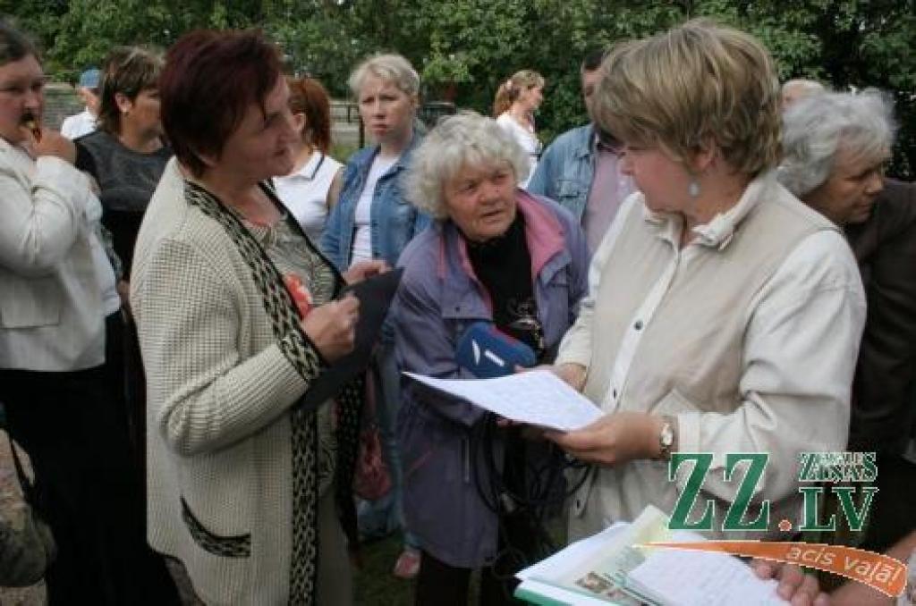 Lietuvas šosejas 6.mājas iedzīvotāju sašutumu par drakoniskajiem rēķiniem uzklausa televīzijas žurnāliste Maija Migla...