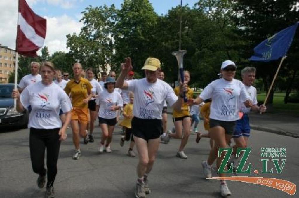 Pasaules sadraudzības skrējiens «World Harmony Run 2007» uz brīdi piestāja Jelgavā, lai pēc tam dotos tālāk Ventspils virzienā un pāri jūrai uz Sāremā salu Igaunijā.