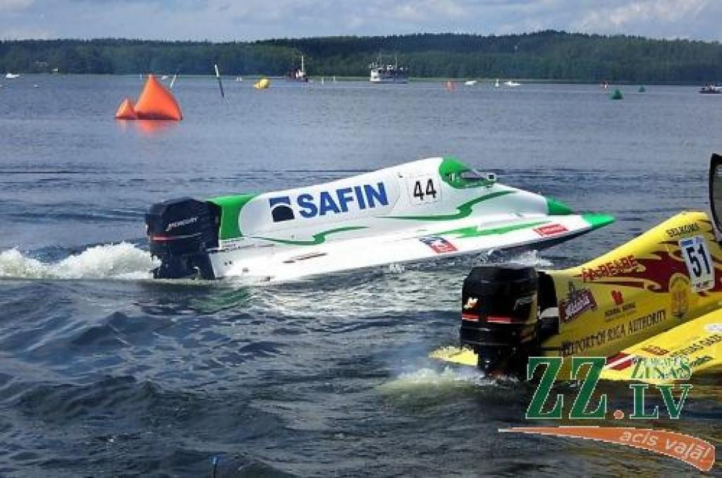 Sestdienas sacensībās būs, ko redzēt katrā no laivu klasēm. Attēlā redzamās ātrumlaivas vadīs Uģis Gross un Uvis Slakteris. 