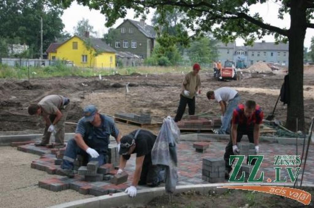 Uzvaras parkā tiek klāts bruģis. Labiekārtošanas projektu plānots īstenot līdz septembra sākumam.