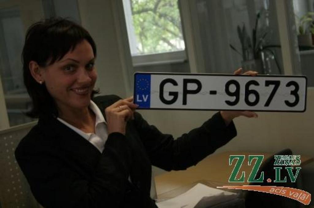 CSDD Jelgavas nodaļas priekšniece Evita Pļavniece demonstrē jaunā parauga numura zīmi.