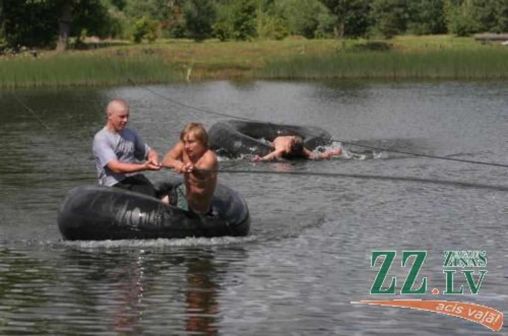 Iespējams, pati amizantākā sacensību disciplīna - pārvietošanās uz piepūstas riepas kameras.